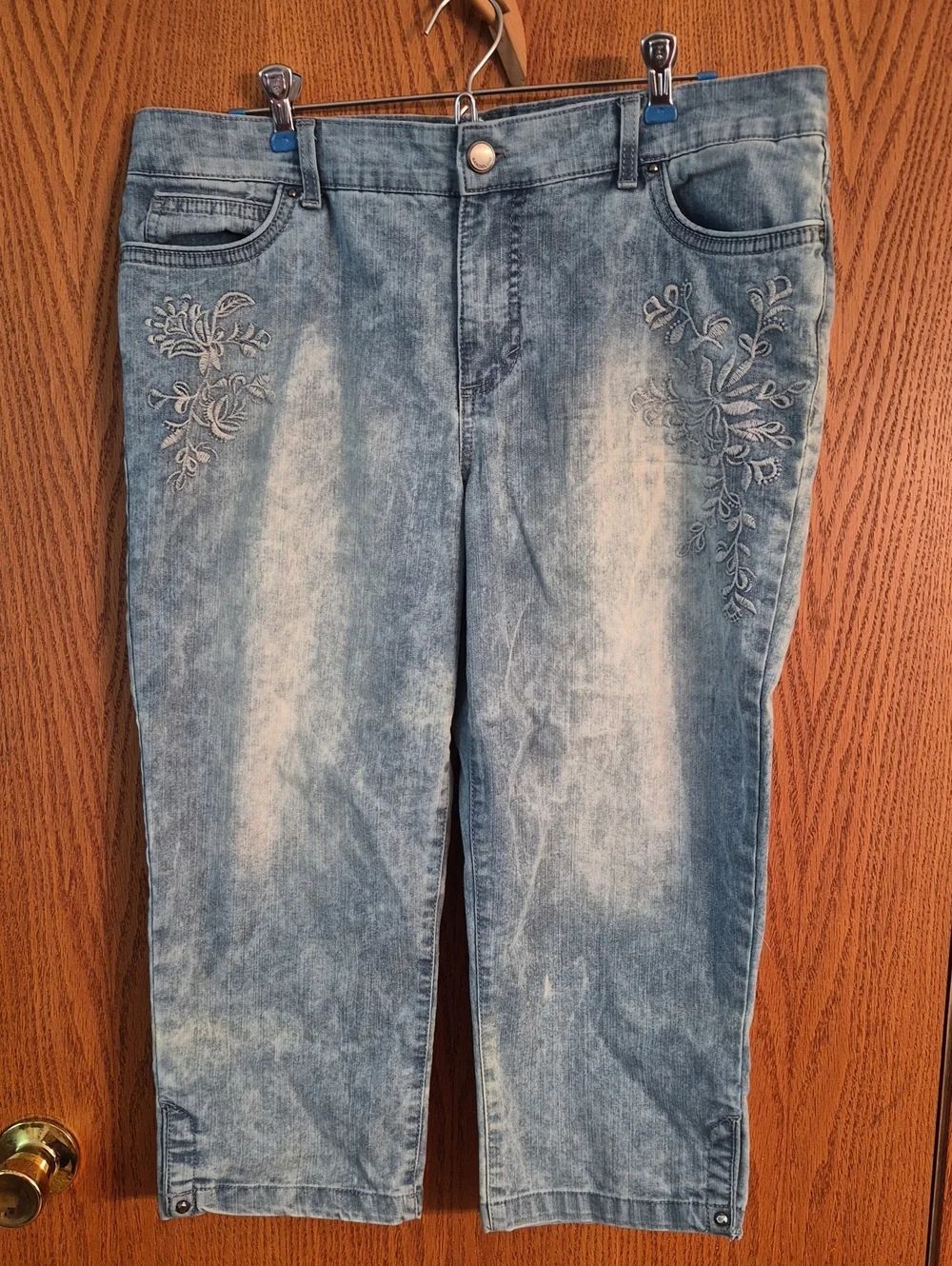 Stone Washed Bandolino "Mandie" Capris w/ Embroidered Floral Design Sz 12